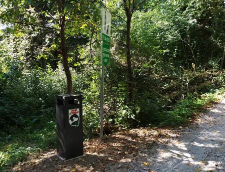 Koš za pasje iztrebke  Hacetova ulica proti Begunjam 3 foto Boštjan Otoničar